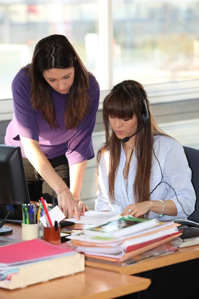 Två kvinnor som arbetar på kontoret — Stockfoto