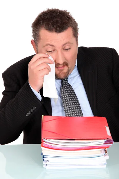 Empresário chorando na frente da pilha de pastas — Fotografia de Stock