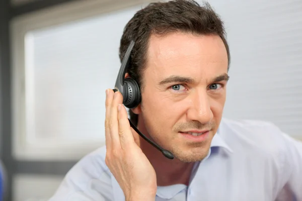 Fülhallgató férfi portréja — Stock Fotó