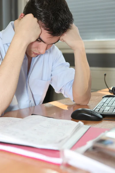 Hombre deprimido en su escritorio — Foto de Stock