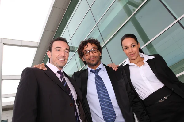 Business trio utanför en kontorsbyggnad — Stockfoto