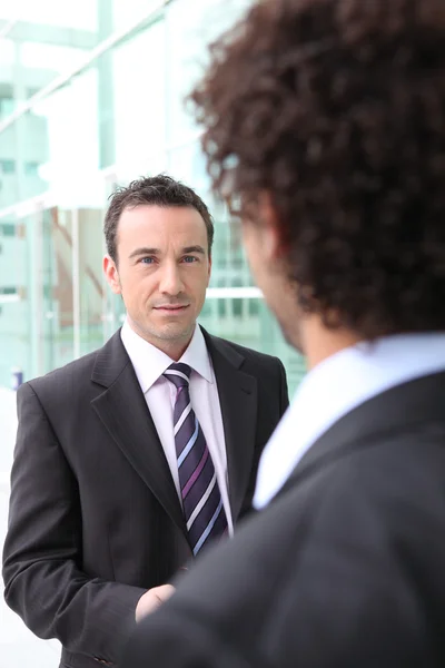 Two male businessmen shaking hands — Stock Photo, Image
