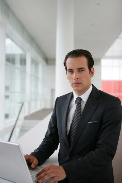 Ernstige zakenman met een laptopcomputer — Stockfoto