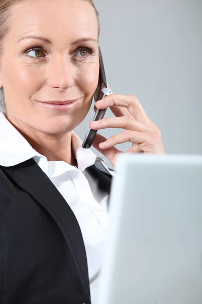 Geschäftsfrau am Telefon. — Stockfoto