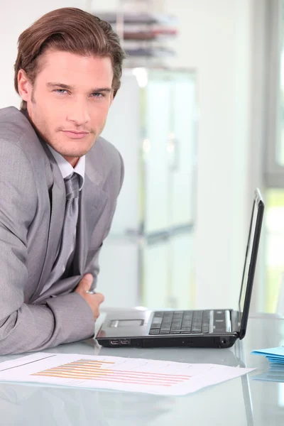 Jonge zakenman op laptop — Stockfoto