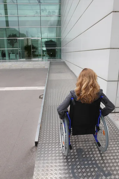 Mulher em uma cadeira de rodas — Fotografia de Stock