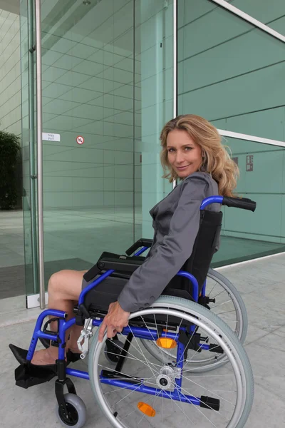 Бізнес-леді в інвалідному кріслі — стокове фото