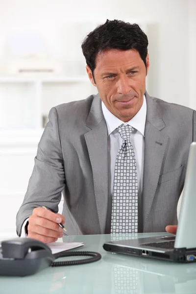 Executivo masculino no laptop — Fotografia de Stock