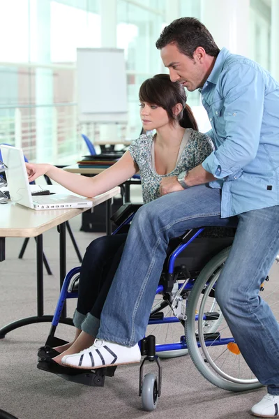 Chica trabajando en una silla de ruedas — Foto de Stock