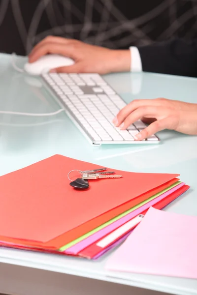 Бізнес-леді за допомогою клавіатури і миші — стокове фото