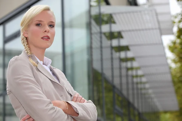 Young confident business woman stood outdoors — Stock Photo, Image