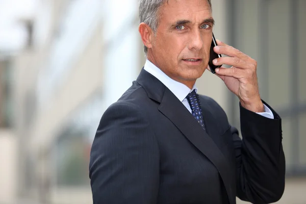 Real estate promoter on phone — Stock Photo, Image