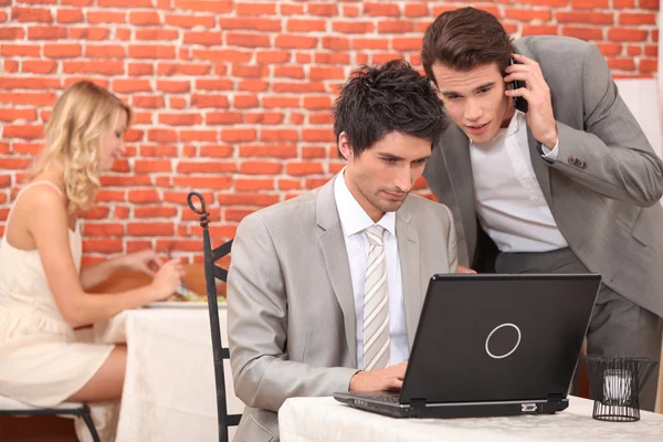 Hommes d'affaires se connectant avec un ordinateur portable — Photo