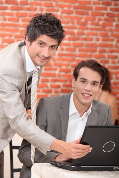 Mężczyźni z laptopa — Zdjęcie stockowe