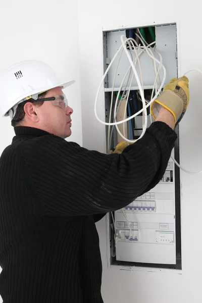 Eletricista instalando medidor elétrico — Fotografia de Stock