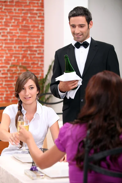 Mulheres bebendo champanhe em um restaurante — Fotografia de Stock