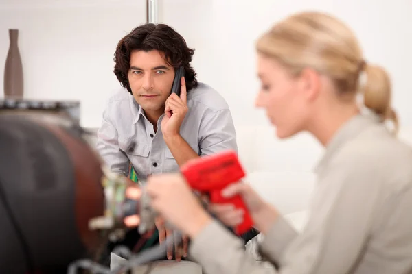 Technician fixing a television — Stock Photo, Image