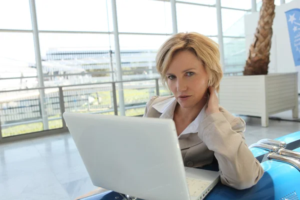 Podnikatelka na laptop — Stock fotografie