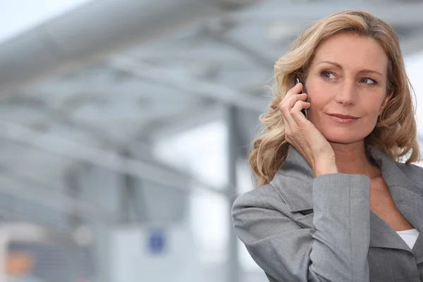 Mujer de negocios en el teléfono móvil — Foto de Stock