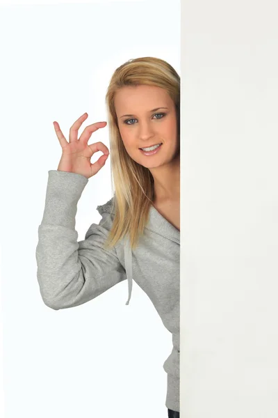 Young woman giving the okay sign — Zdjęcie stockowe