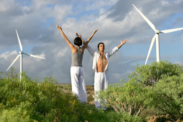 Par stod i wind farm — Stockfoto