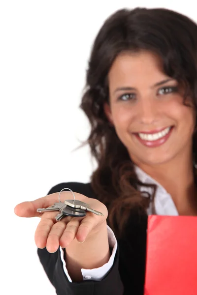 Kobieta agent nieruchomości, przekazanie kluczy — Zdjęcie stockowe