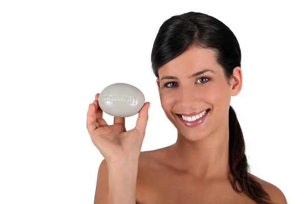 Bruneta všechny usmívá hospodářství mýdlo — Stock fotografie