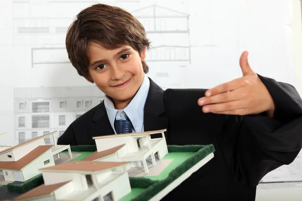 Pojke klädd som en affärsman i en arkitekt kontor — Stockfoto