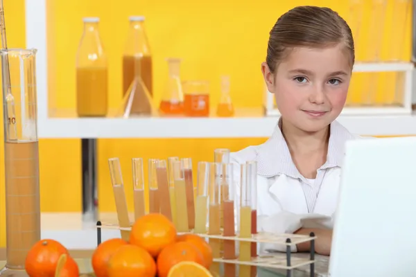 Girl analysing juice — Stock Photo, Image