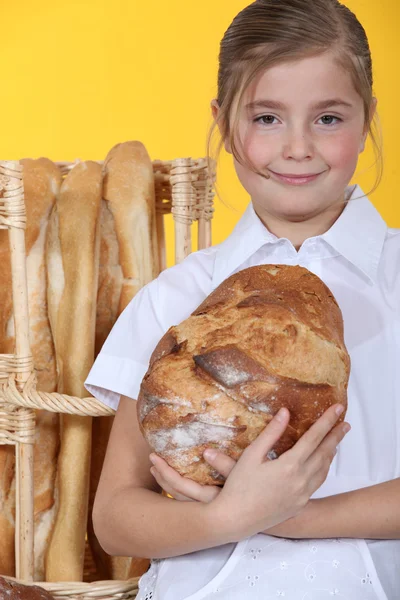 Kleines Mädchen arbeitet in Bäckerei — Stockfoto