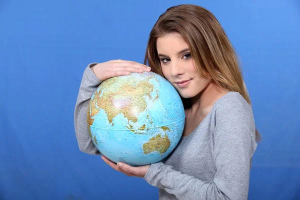 Nő átölelve globe — Stock Fotó