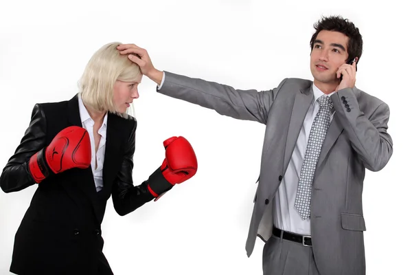 Бизнесвумен боксирует с мужчиной по телефону — стоковое фото