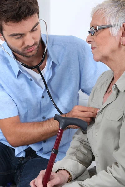 Médico jovem com paciente idoso — Fotografia de Stock