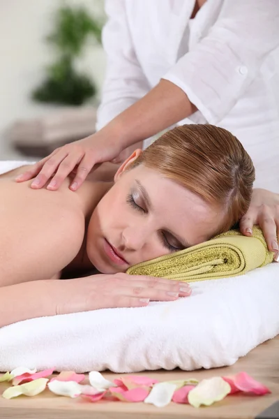 Una donna che fa un massaggio — Foto Stock