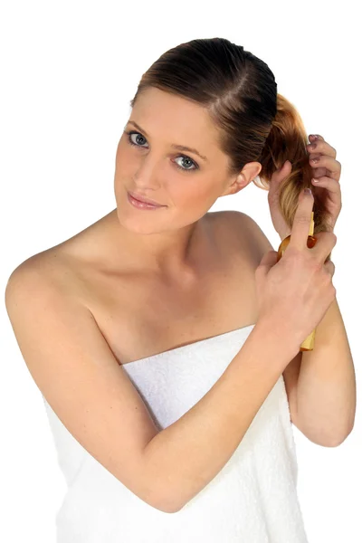 Kvinnan tar hand om sitt hår — Stockfoto