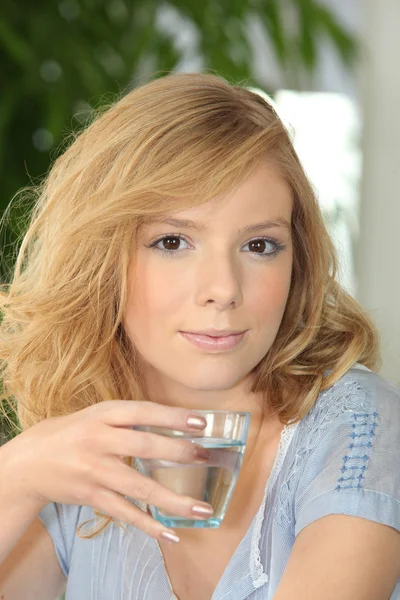 Giovane donna che beve un bicchiere d'acqua — Foto Stock