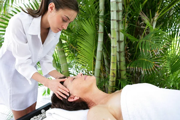 Mulher madura fazendo massagem facial — Fotografia de Stock