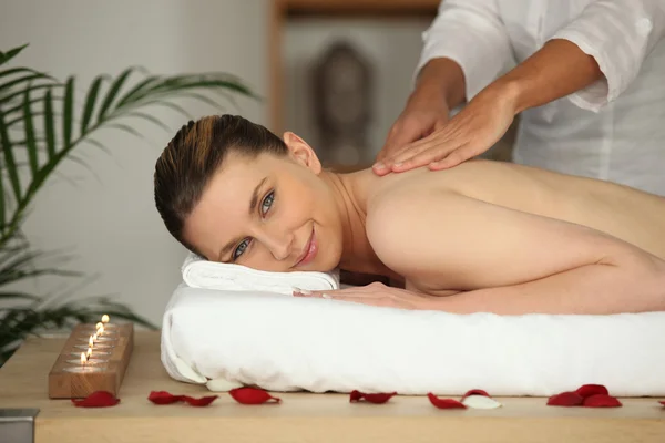 En kvinna som har massage — Stockfoto