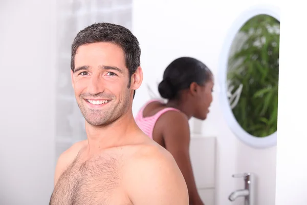 Man en vrouw in een badkamer — Stockfoto
