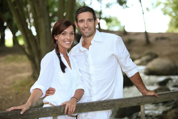 Atraktivní pár užívat letní procházka lesem — Stock fotografie