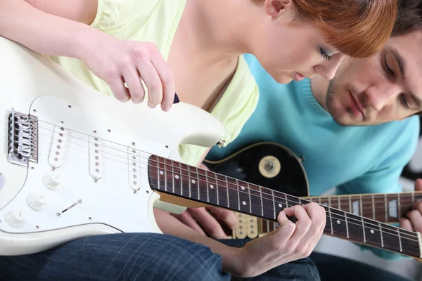 Дівчина вчиться грати на гітарі — стокове фото