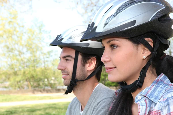 Jovem casal em passeio de bicicleta — Fotografia de Stock