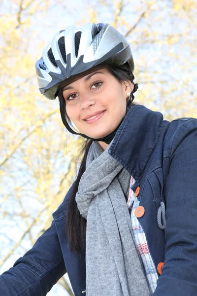 Junge Radfahrerin trägt Helm — Stockfoto