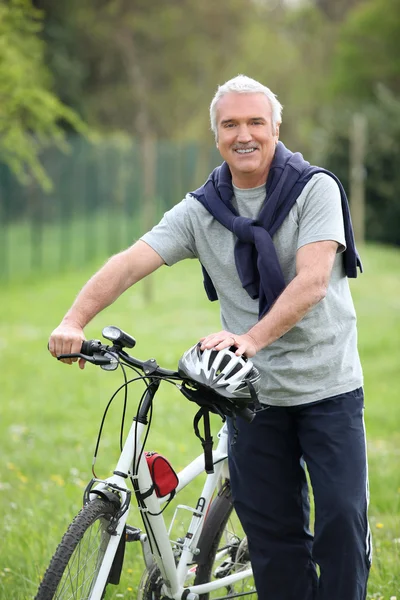 Człowiek z rowerem — Zdjęcie stockowe