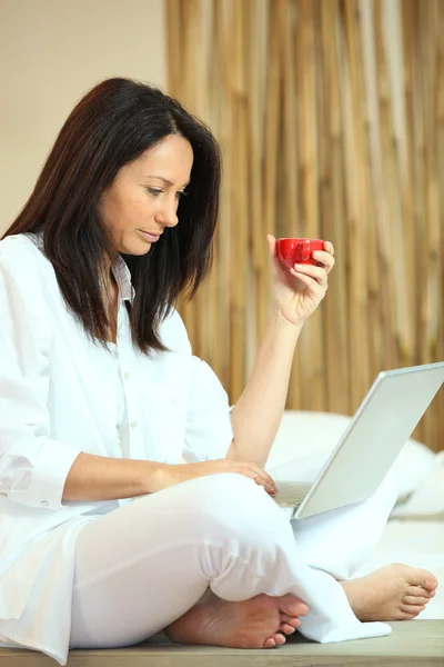 Жінка використовує свій ноутбук вдома — стокове фото