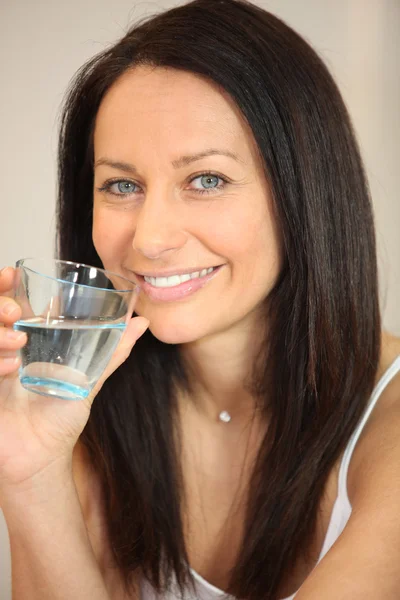 Mujer agua potable — Foto de Stock