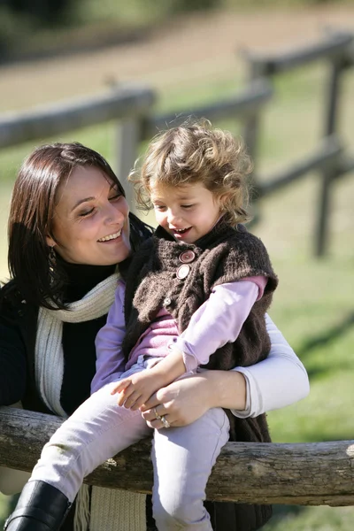 Mor spendera kvalitetstid med dottern på landsbygden — Stockfoto