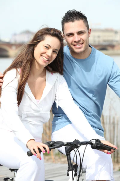 Un couple faisant du vélo — Photo
