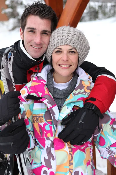 Casal esqui juntos — Fotografia de Stock