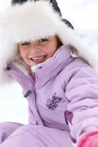 Gyerek játszik a hó고립 된 배경에 선물 눈 메이든 — Stock Fotó
